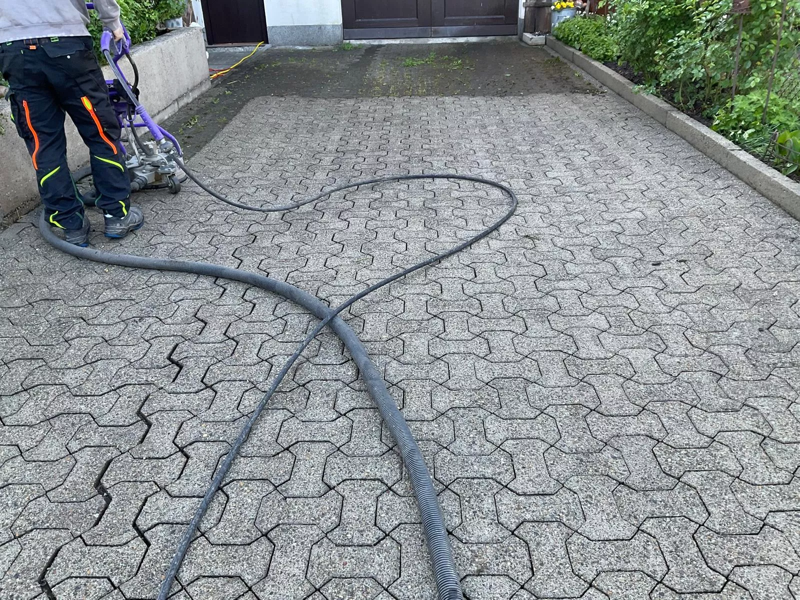 Vorplatzreinigung, Probefläche, mario Ender Flächenreinigung, Steinexperte, Steinreinigung, altach, Vorarlberg Vorplatzreinigung, Probefläche, mario Ender Flächenreinigung, Steinexperte, Steinreinigung, altach, Vorarlberg