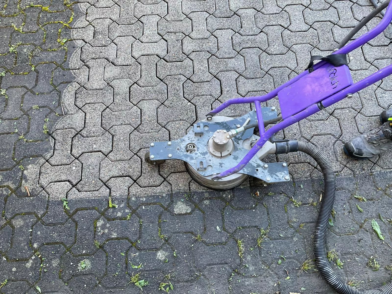 Vorplatzreinigung, Probefläche, mario Ender Flächenreinigung, Steinexperte, Steinreinigung, altach, Vorarlberg Vorplatzreinigung, Probefläche, mario Ender Flächenreinigung, Steinexperte, Steinreinigung, altach, Vorarlberg